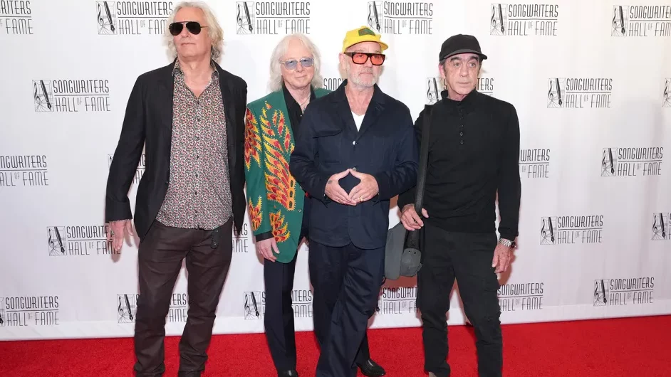 REM se reúne após 15 anos para apresentação surpresa no Songwriters Hall of Fame