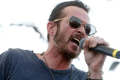 Viúva de Scott Weiland contesta causa oficial da morte do vocalista