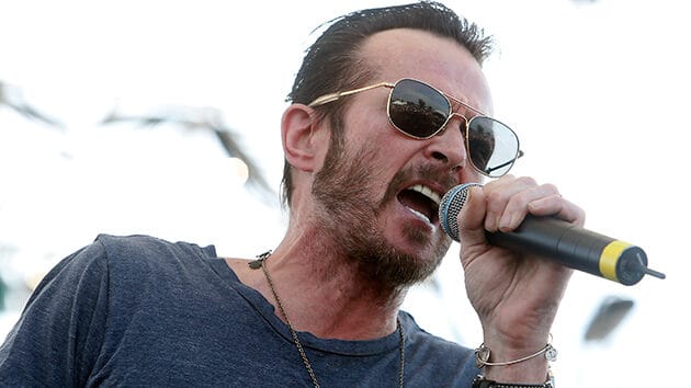 Viúva de Scott Weiland contesta causa oficial da morte do vocalista