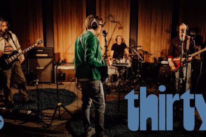Weezer e Spotify lançam o EP The Blue Album Live celebrando 30 anos do disco