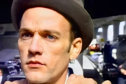 Por que amamos sofrer com música? Everybody Hurts do REM no topo das mais tristes