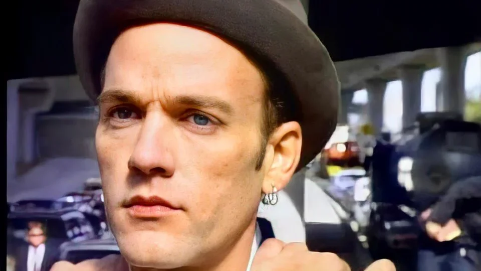 Por que amamos sofrer com música? Everybody Hurts do REM no topo das mais tristes