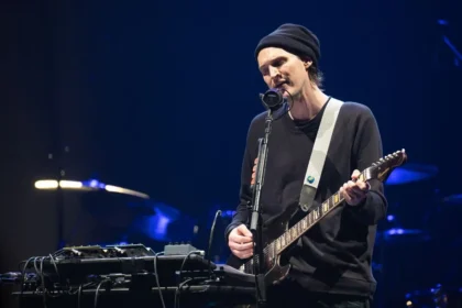 Josh Klinghoffer, ex-guitarrista do Red Hot Chili Peppers, é processado por homicídio culposo
