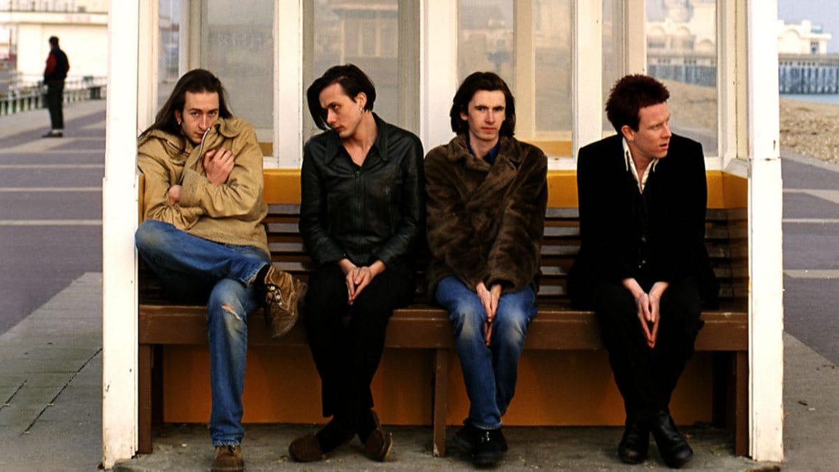 Suede anuncia reedição comemorativa de 30 anos de Dog Man Star