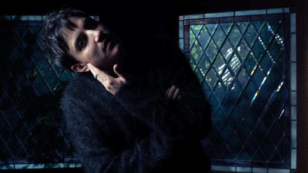  Artemas lança clipe de “Dirty Little Secret”