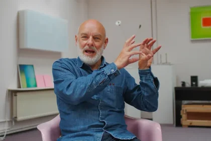 Brian Eno volta ao passado e redescobre clipe perdido de “Stif”