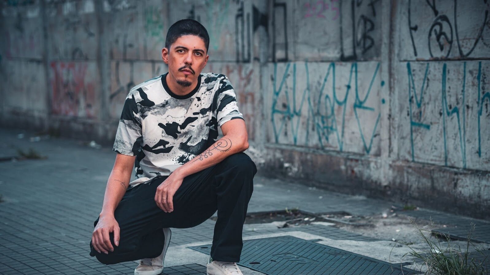 Peter Gabriel Moreira, conhecido na música como Piteco, lança seu primeiro álbum “Sonhos de Plástico”