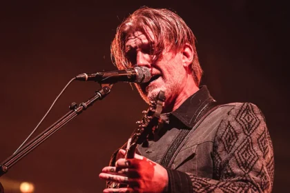 Josh Homme força Queens of the Stone Age a cancelar turnê!