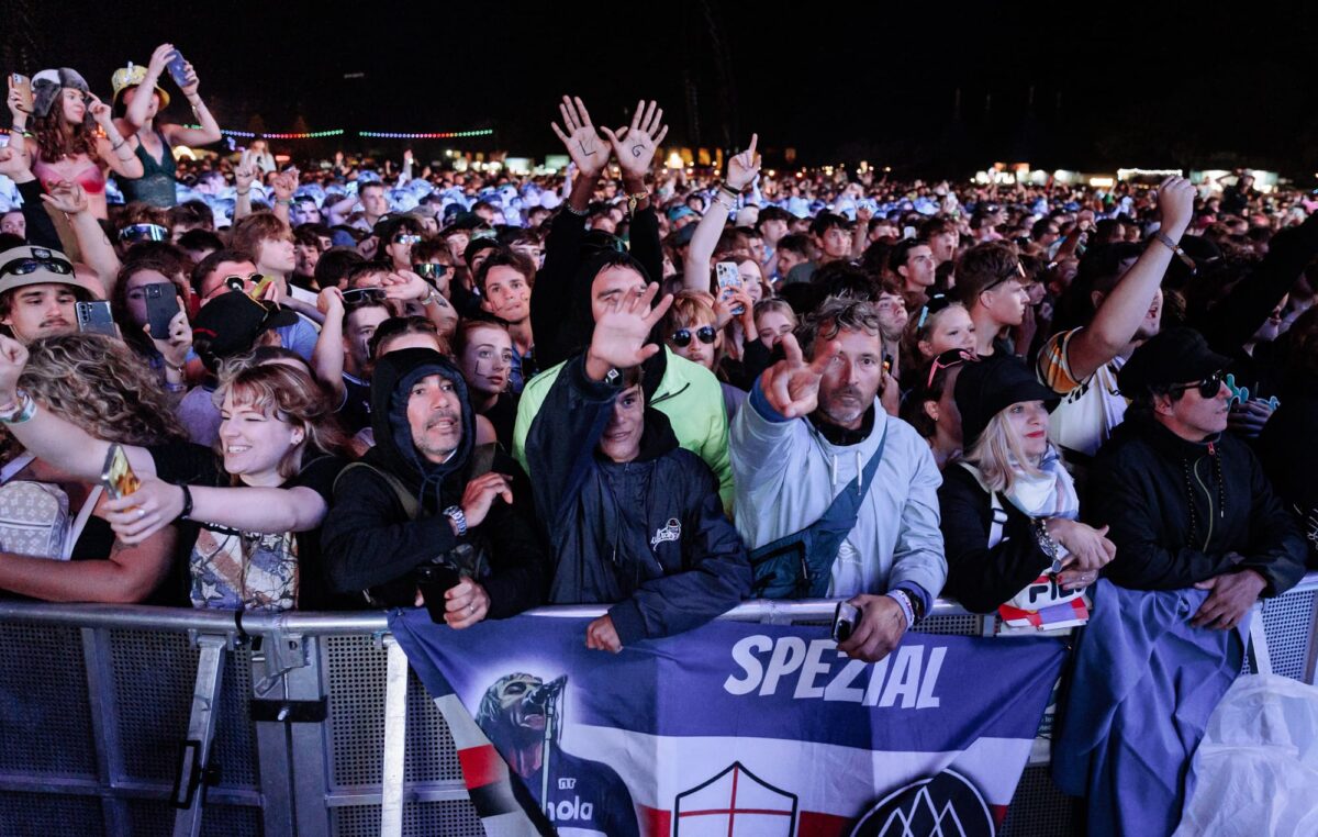 Fãs assistem Liam Gallagher ao vivo no Reading Festival 2024. Crédito: Andy Ford/NME