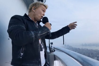 Billy Idol toca “Rebel Yell” no topo do Empire State Building