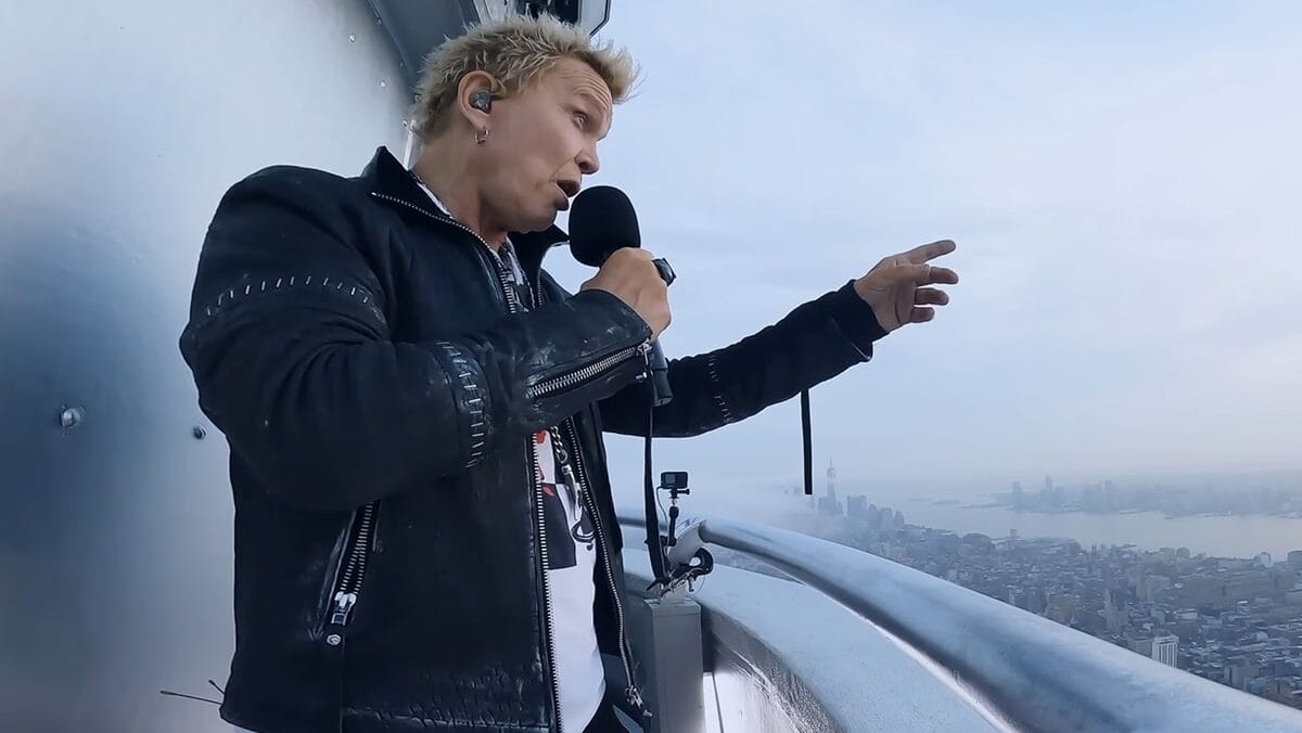 Billy Idol toca “Rebel Yell” no topo do Empire State Building