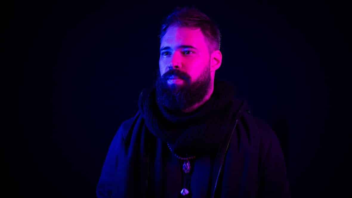Escafandro traz o passado e o futuro entre beats e riffs em Metraton