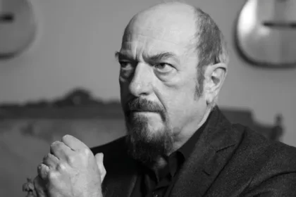 Ian Anderson faz unbox de 8314 Boxed caixa de sua carreira solo