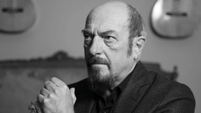 Ian Anderson faz unbox de 8314 Boxed caixa de sua carreira solo
