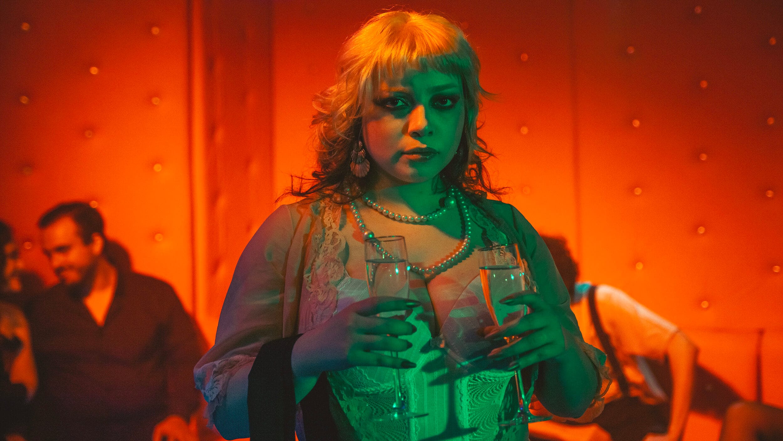 Compositora curitibana lança videoclipe e incentiva denúncia em situações de abuso