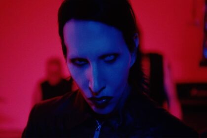 Marilyn Manson lança nova música e videoclipe de “Raise The Red Flag”