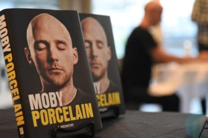 Em Porcelain Moby repassa suas memórias, mas apenas até o álbum Play..
