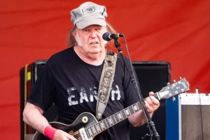 Neil Young critica parceria “corporativa” da BBC e cancela apresentação no Glastonbury 2025