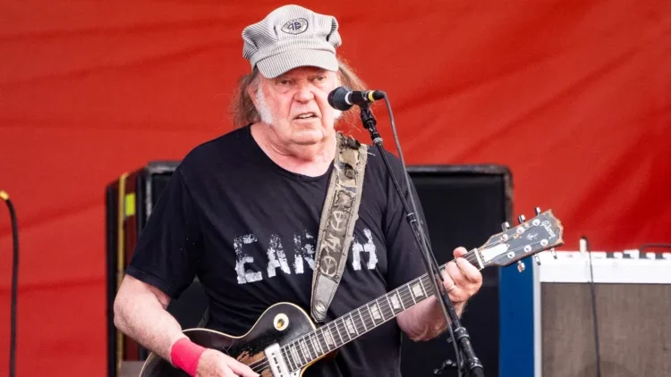 Neil Young critica parceria “corporativa” da BBC e cancela apresentação no Glastonbury 2025