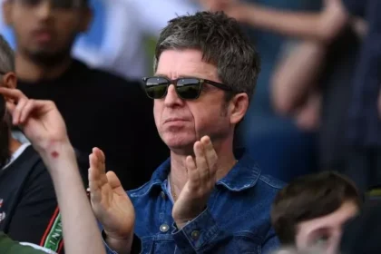 Noel Gallagher colabora na criação de nova camiseta do Manchester City e fãs criticam