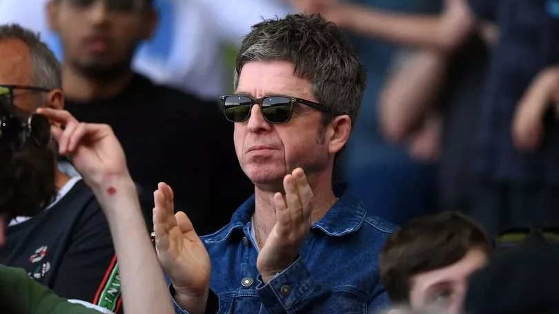 Noel Gallagher colabora na criação de nova camiseta do Manchester City e fãs criticam