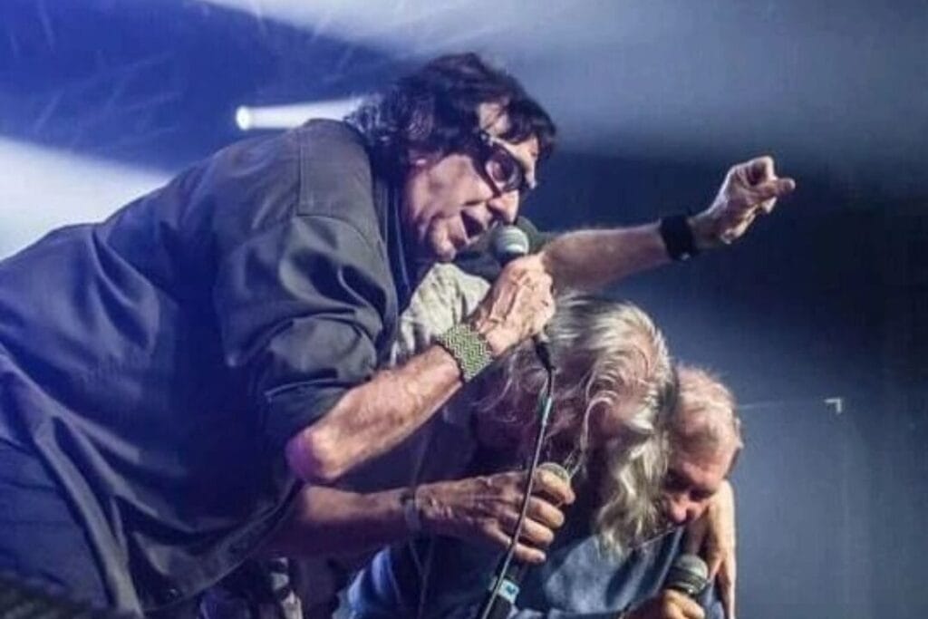 Os Replicantes mostrou porque é uma das maiores bandas do punk rock nacional