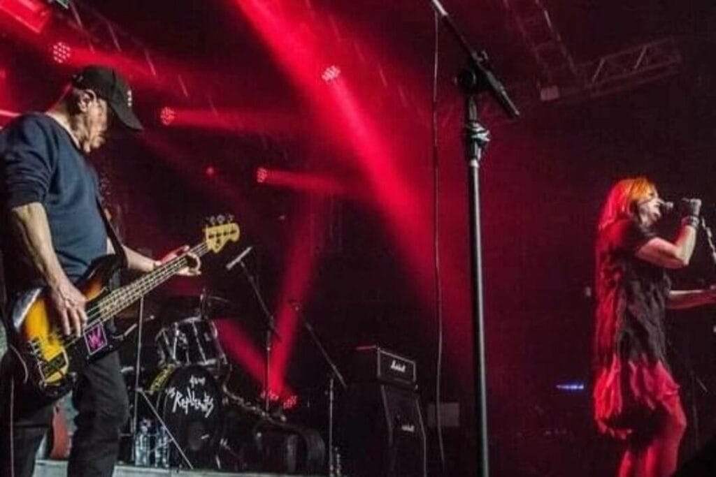 Os Replicantes mostrou porque é uma das maiores bandas do punk rock nacional