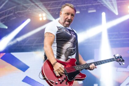 Peter Hook detona a IA: “todas as músicas de IA que já foram escritas são uma merda”