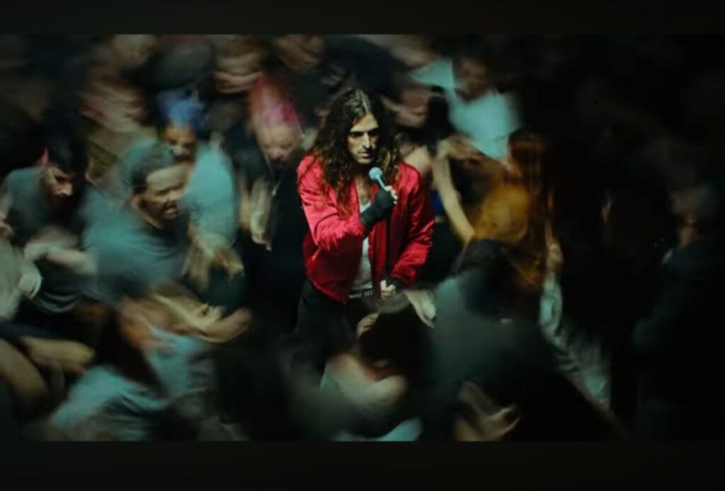 Rancore. Captado do clipe no Youtube.