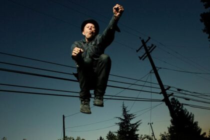 Tom Waits compartilha versão inédita de “Get Behind The Mule”