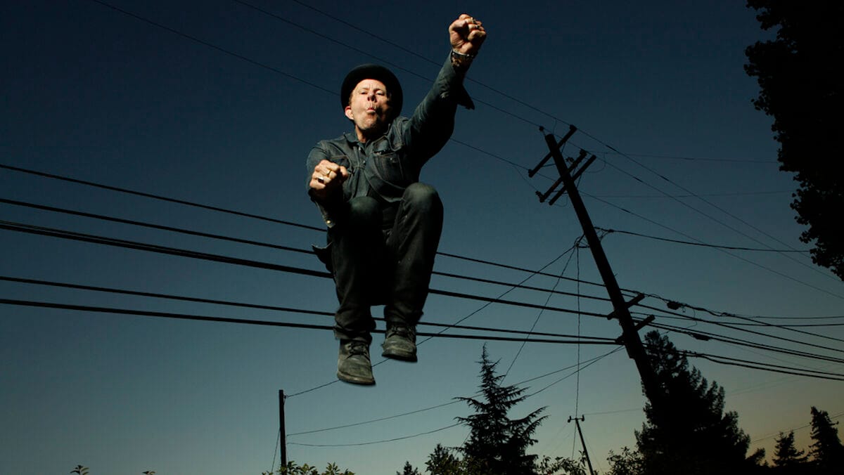 Tom Waits compartilha versão inédita de “Get Behind The Mule”