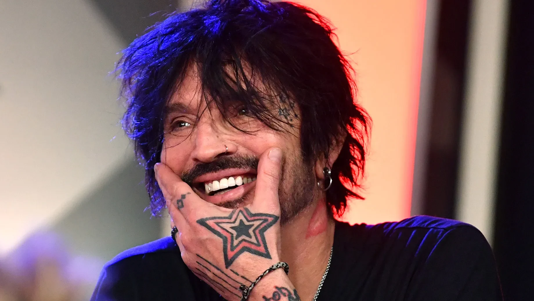 Tommy Lee, do Mötley Crüe, lança “Tommyland Rides Again” com faixa bônus e videoclipe