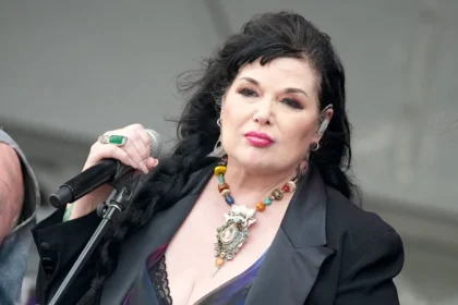 Ann Wilson, do Heart, anuncia recuperação e planos para turnê em 2025 após tratamento contra câncer