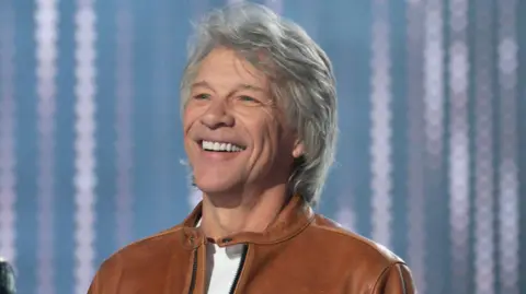 Bon Jovi é elogiado por tirar mulher da ponte