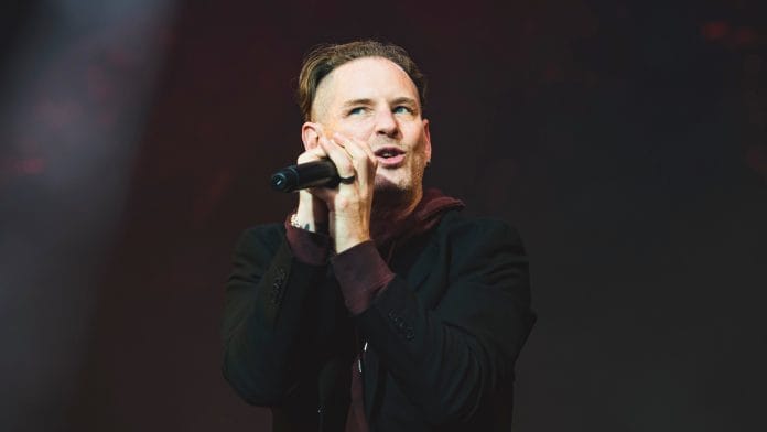Corey Taylor leva “Pink Pony Club” de Chappell Roan ao palco em tampa