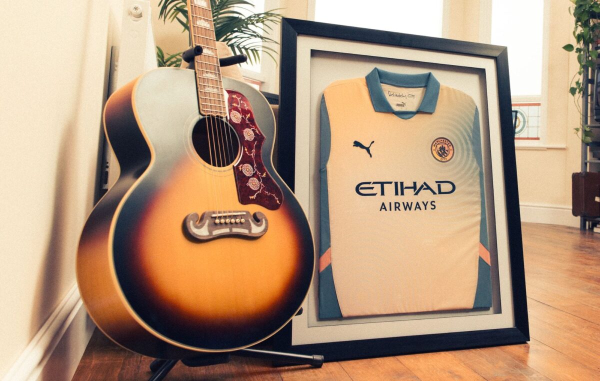 Veja novo uniforme do Manchester City em homenagem ao Oasis