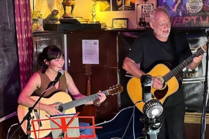 David Gilmour surpreende ao aparecer de surpresa em pub