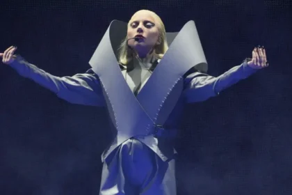Lady Gaga dá pistas de lançamento de novo single