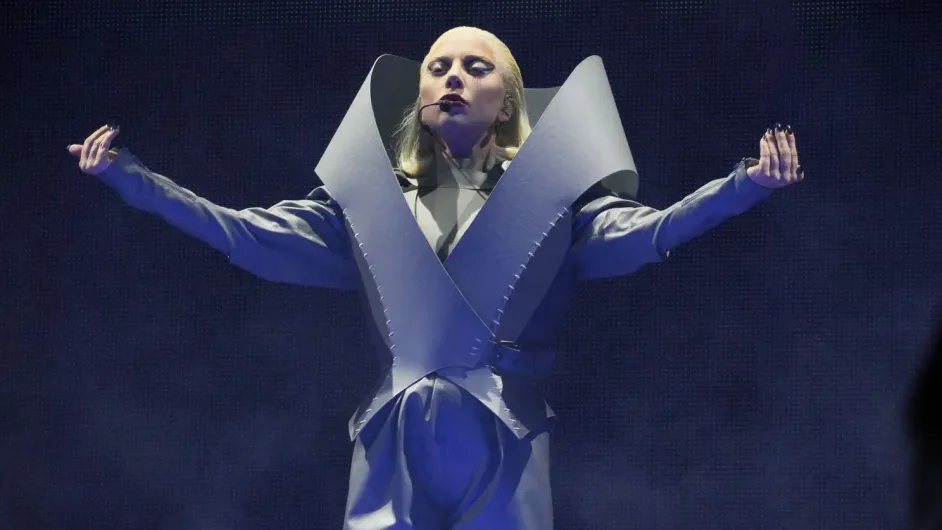 Lady Gaga dá pistas de lançamento de novo single