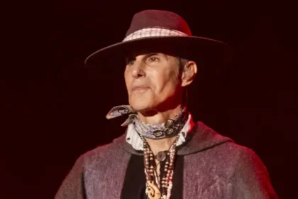 Perry Farrell busca ajuda médica após incidente no palco com o Jane’s Addiction