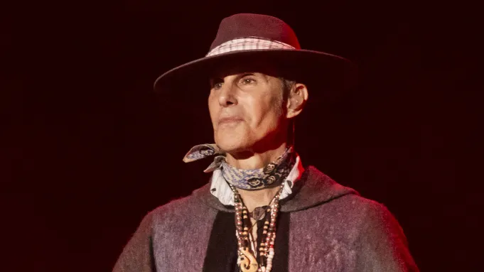 Perry Farrell busca ajuda médica após incidente no palco com o Jane’s Addiction