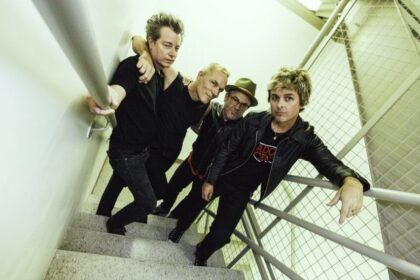 Billie Joe Armstrong divulga novo disco de seu projeto, Pinhead Gunpowder