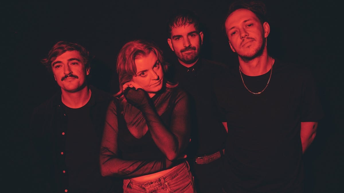 SPRINTS lança “Feast”, primeiro single com nova formação e inspiração gótica