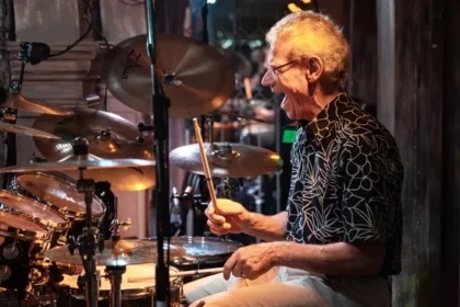 Bill Bruford, ex-baterista do Yes e King Crimson, sai da aposentadoria para se juntar ao trio de jazz britânico Pete Roth Trio
