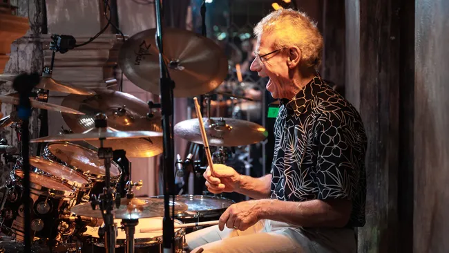 Bill Bruford, ex-baterista do Yes e King Crimson, sai da aposentadoria para se juntar ao trio de jazz britânico Pete Roth Trio