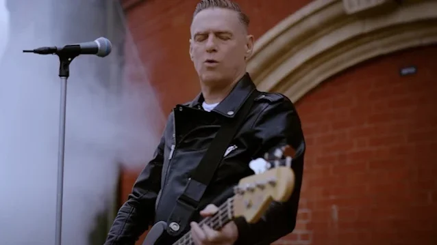 Como Bryan Adams foi “parar” no disco Creatures of the Night do Kiss?