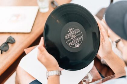 Vinil lidera recuperação do mercado físico de música no Brasil em 2024