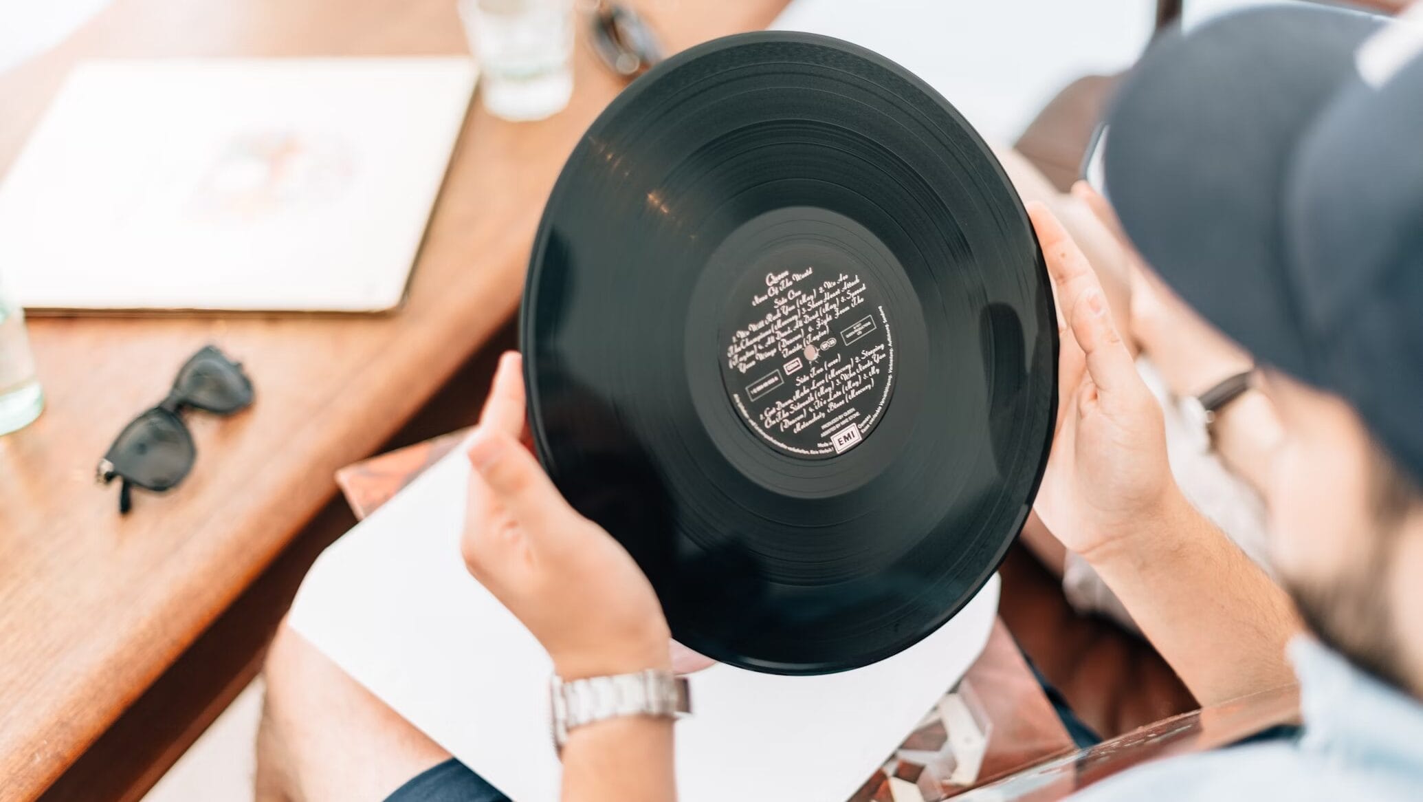 Vinil lidera recuperação do mercado físico de música no Brasil em 2024