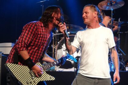 Corey Taylor, do Slipknot, comenta nascimento de filha fora do casamento de Dave Grohl: “não significa que ele não seja uma boa pessoa”