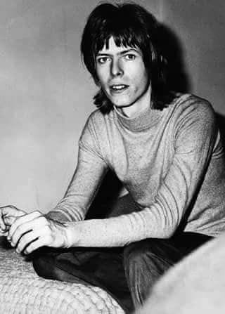 Uma jornada pela história de David Bowie, o camaleão do rock